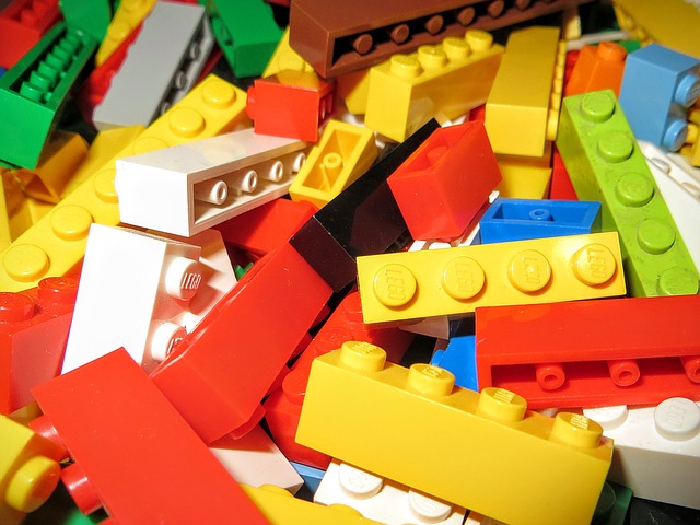 Legobitar i klara färger